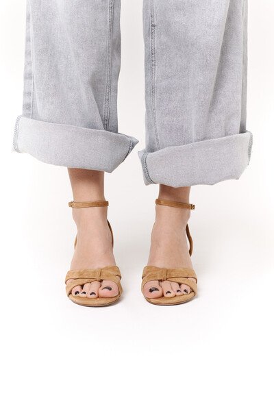 Босоніжки на каблуку Карамель